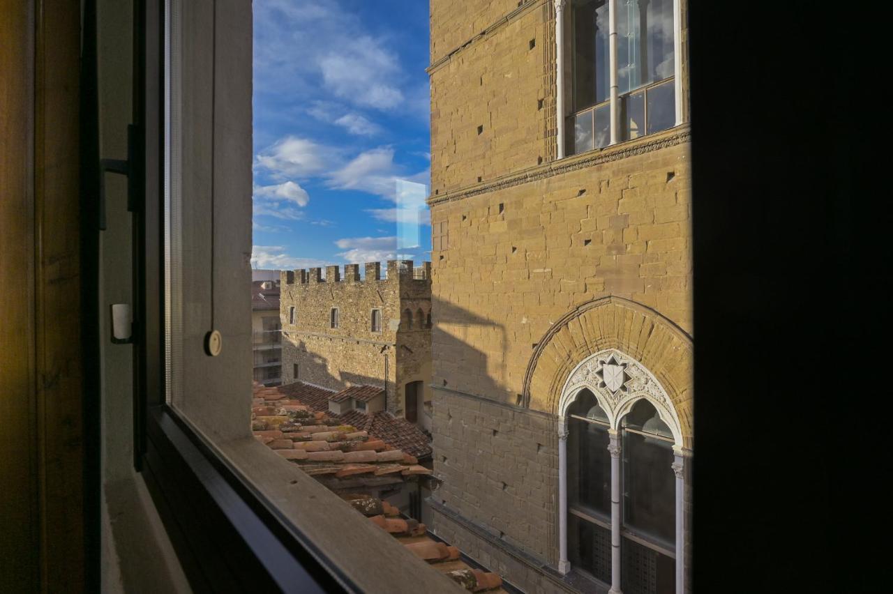 Via Lamberti, 3 - Florence Charming Apartments - Charming And Historic 5Th-Floor Attic Apartment With Elevator In A Building At The Heart Of Vibrant Florence, Just A 2-Minute Walk From All Attractions المظهر الخارجي الصورة
