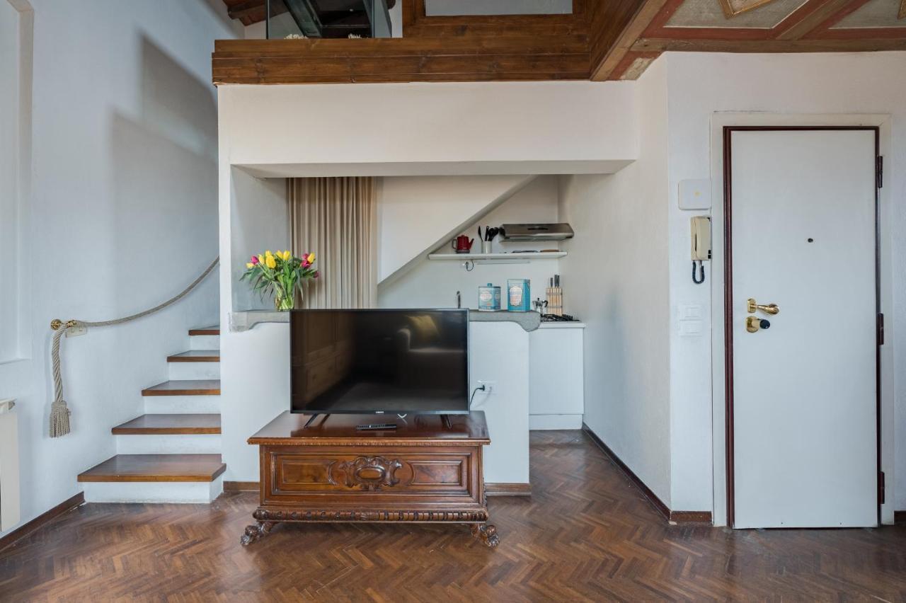 Via Lamberti, 3 - Florence Charming Apartments - Charming And Historic 5Th-Floor Attic Apartment With Elevator In A Building At The Heart Of Vibrant Florence, Just A 2-Minute Walk From All Attractions المظهر الخارجي الصورة