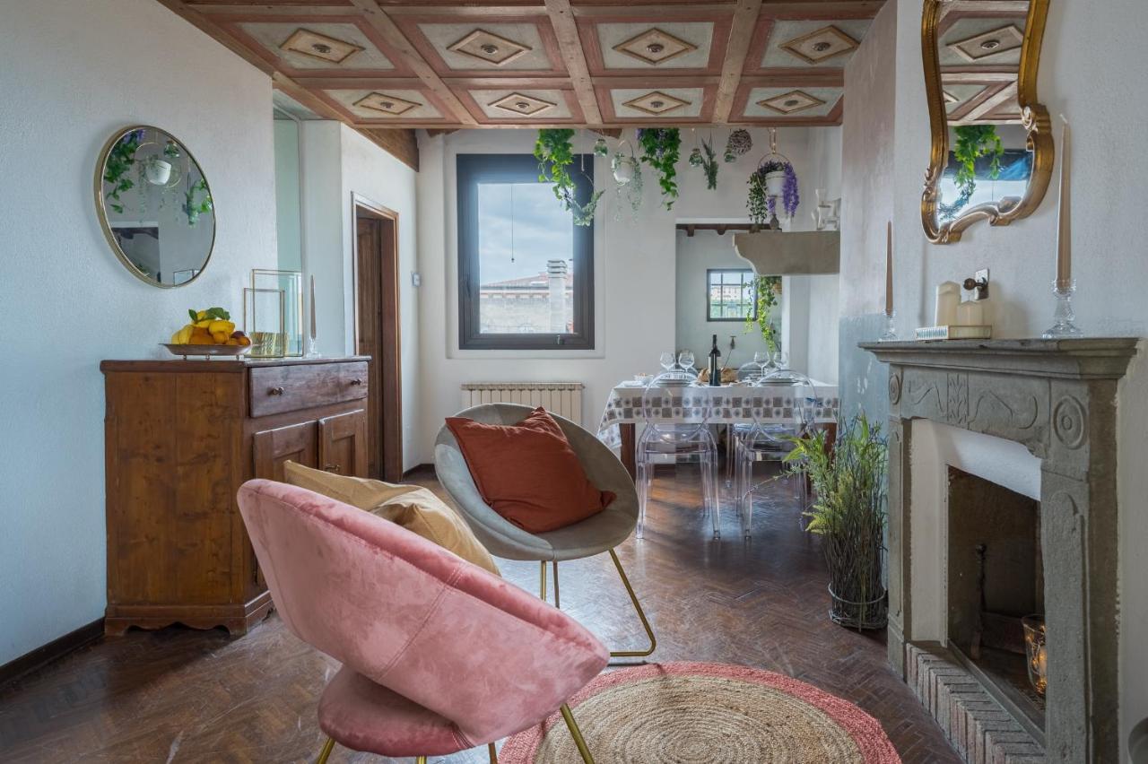 Via Lamberti, 3 - Florence Charming Apartments - Charming And Historic 5Th-Floor Attic Apartment With Elevator In A Building At The Heart Of Vibrant Florence, Just A 2-Minute Walk From All Attractions المظهر الخارجي الصورة