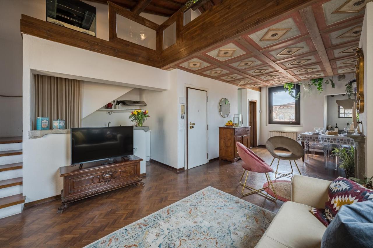 Via Lamberti, 3 - Florence Charming Apartments - Charming And Historic 5Th-Floor Attic Apartment With Elevator In A Building At The Heart Of Vibrant Florence, Just A 2-Minute Walk From All Attractions المظهر الخارجي الصورة