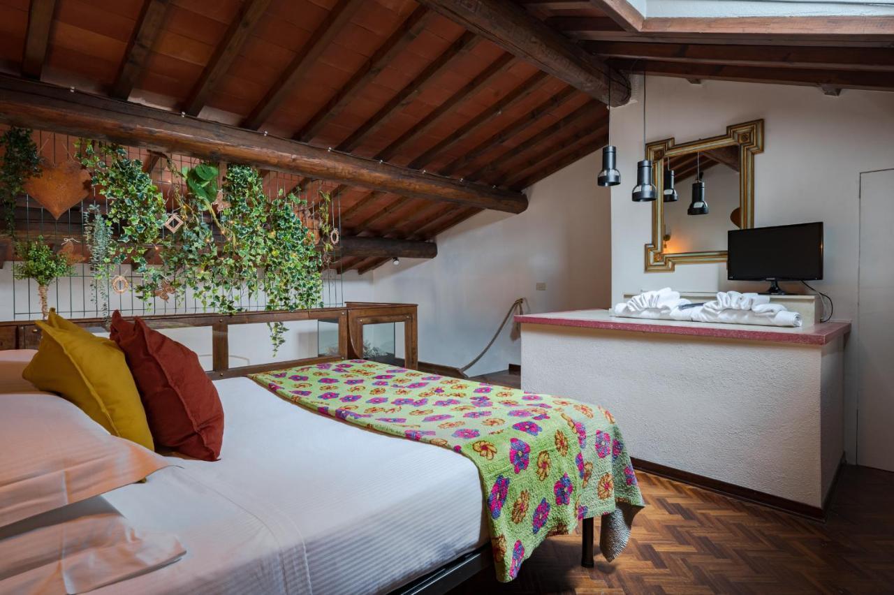 Via Lamberti, 3 - Florence Charming Apartments - Charming And Historic 5Th-Floor Attic Apartment With Elevator In A Building At The Heart Of Vibrant Florence, Just A 2-Minute Walk From All Attractions المظهر الخارجي الصورة